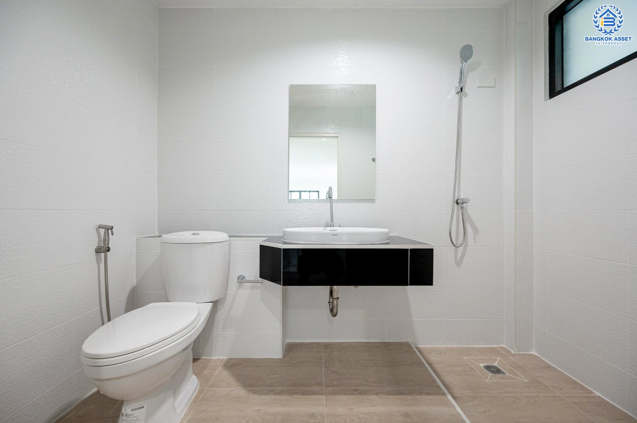 บ้านมือสองตกแต่งใหม่ โครงการ วรารมย์ เพชรเกษม81 แบรนด์ Q.House รองรับทุกความสุขใกล้ส่วนกลาง เนื้อที่ 64.1 ตร.ว. ฟังก์ชัน 4 ห้องนอน 3 ห้องน้ำ 1 ห้องอเนกประสงค์ จอดรถได้ 2 คัน บนทำเลใกล้ The Mall บางแค และเชื่อมต่อ ถนนกาญจนาฯ ถนนบางบอน และถนนพุทธมณฑลสาย4